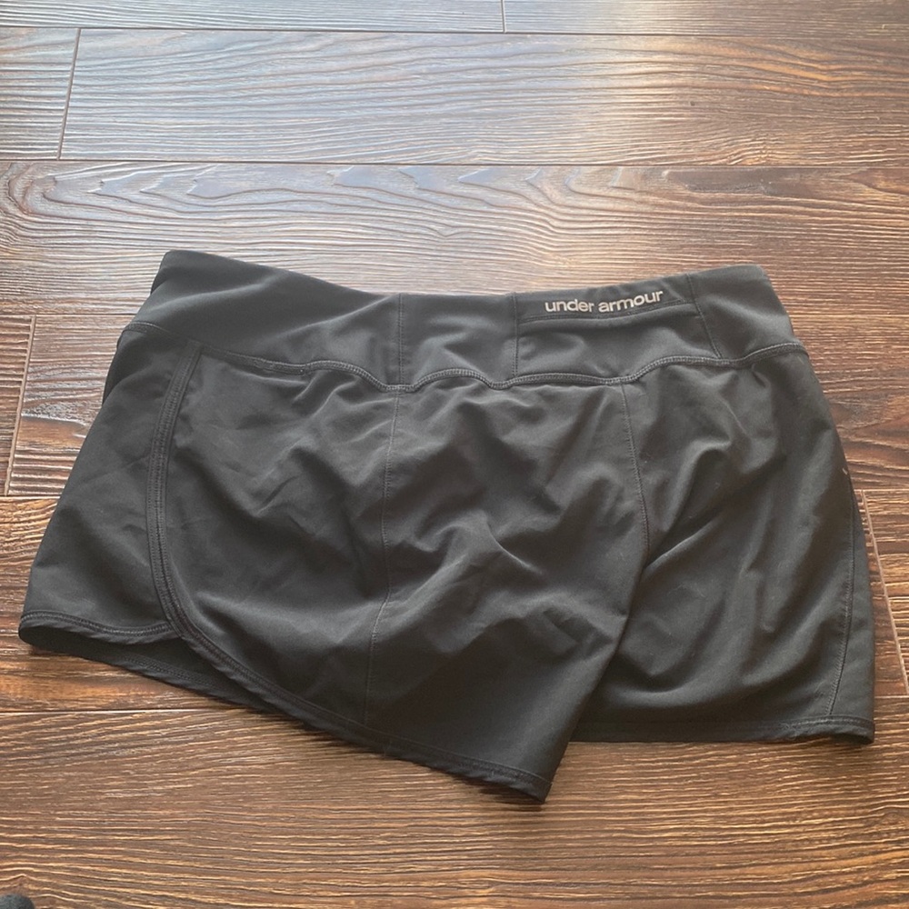 🔥🔥🔥Women’s under armour workout shorts amazing shape 10/10 🔥🔥🔥🔥🔥🔥🔥